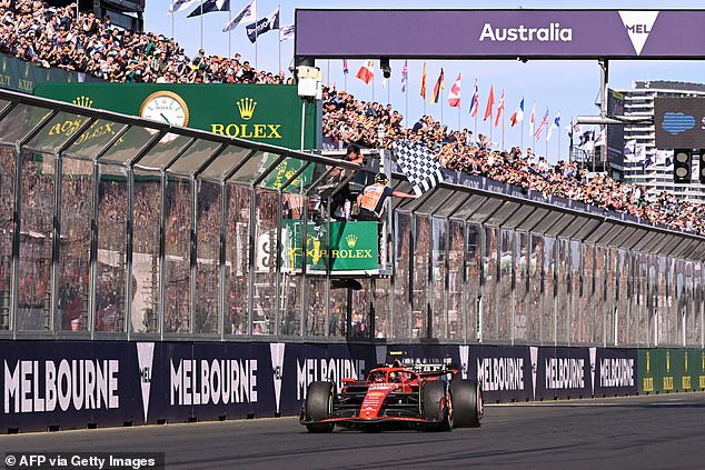 Sainz überstand erst vor zwei Wochen eine Blinddarmoperation, führte seinen Ferrari-Teamkollegen in Melbourne nach Hause und bescherte dem springenden Pferd den dringend benötigten Doppelsieg (Bild)