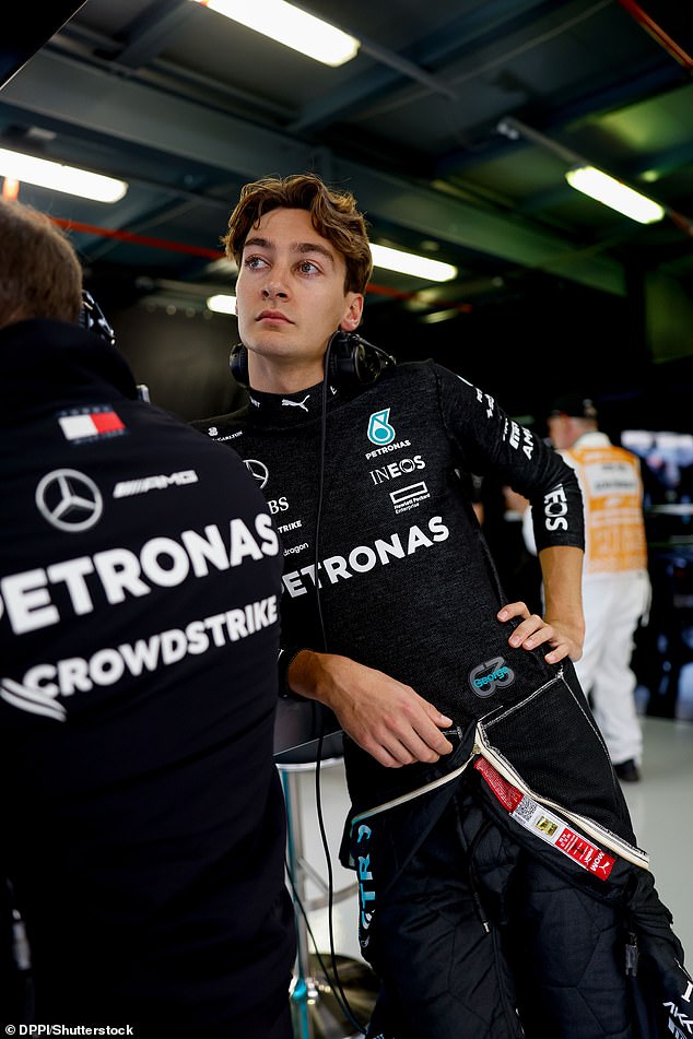 Russells Ausscheiden krönte ein katastrophales Wochenende für Mercedes, da auch sein Teamkollege Lewis Hamilton in Runde 17 aufgrund eines Motorschadens ausschied
