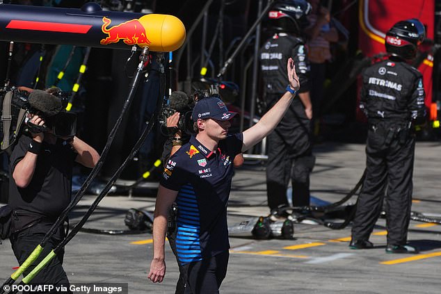 Das Rennen geriet ins Wanken, als Max Verstappen in der fünften Runde aufgeben musste, nachdem sein Red Bull aufgrund einer defekten rechten Hinterradbremse Feuer gefangen hatte