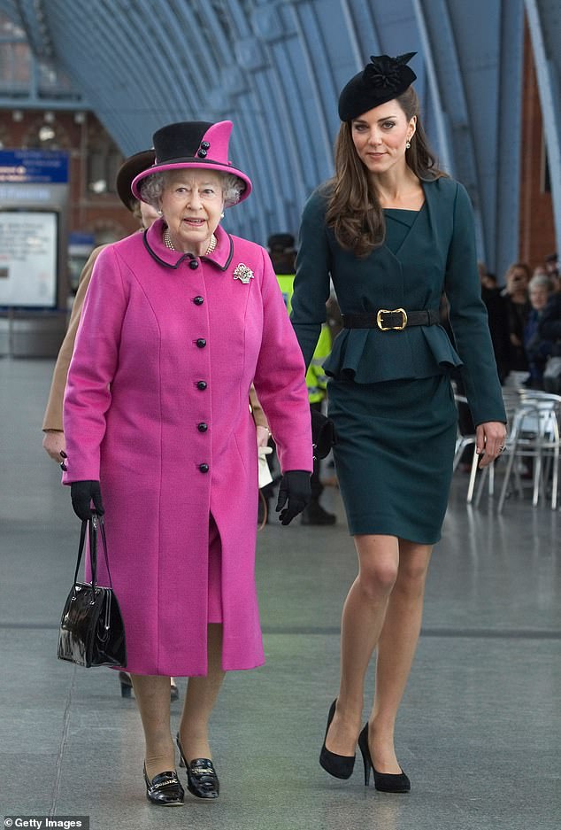 Darüber hinaus betonte er, dass Kates Sendung „einzigartig“ sei, insbesondere angesichts der entspannten, zugänglichen Umgebung – während die Königin eher königliche Hintergründe bevorzugte.  Beide im Jahr 2012 abgebildet