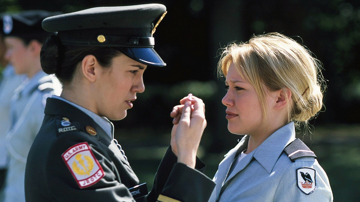 Christy Carlson Romano als Jennifer Stone in Kadettenuniform steht Hilary Duff als Kadettin Kelly im Fernsehfilm gegenüber. "Soldat Kelly"