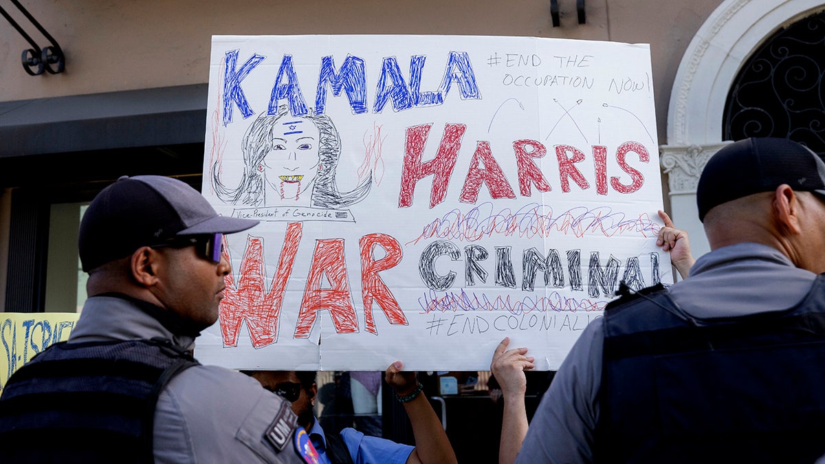 Kamala Harris ist ein Kriegsverbrecherzeichen in San Juan