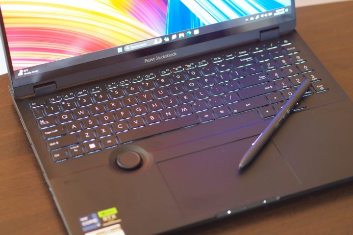 Asus ProArt Studiobook 16 OLED-Draufsicht mit Tastatur, Touchpad und Stift.