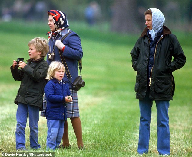 Im Bild: Die verstorbene Königin Elizabeth, Prinzessin Anne und ihre Kinder zusammen in Windsor im Jahr 1985