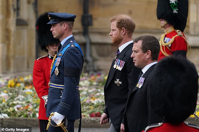 Im Bild: Prinz William, Prinz Harry und Peter Phillips kommen 2022 nach dem Tod der Königin zum Gottesdienst in der St. George's Chapel