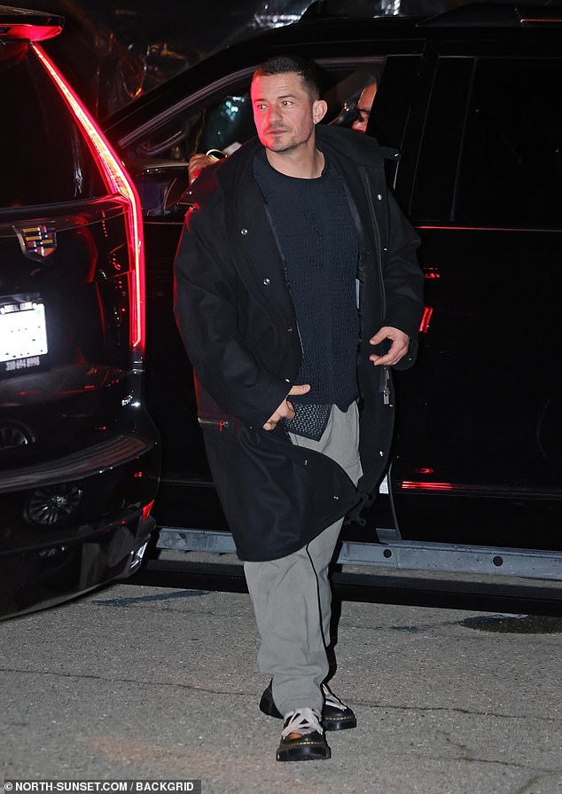 Der 47-jährige Actionstar von Red Right Hand, der 2019 die Frage an den 39-jährigen Popstar stellte, trug eine schwarze Jacke über einem passenden Pullover, graue Hosen und Stiefel im Doc-Marten-Stil
