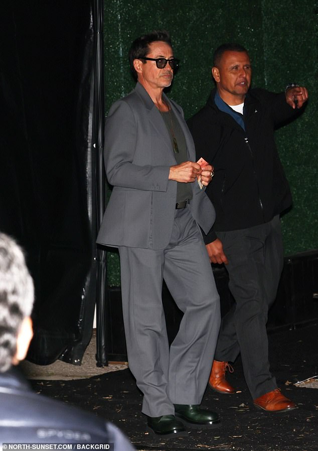 Der frischgebackene Oscar-Gewinner Robert Downey Jr. erschien mit Sonnenbrille und einem komplett grauen Anzug