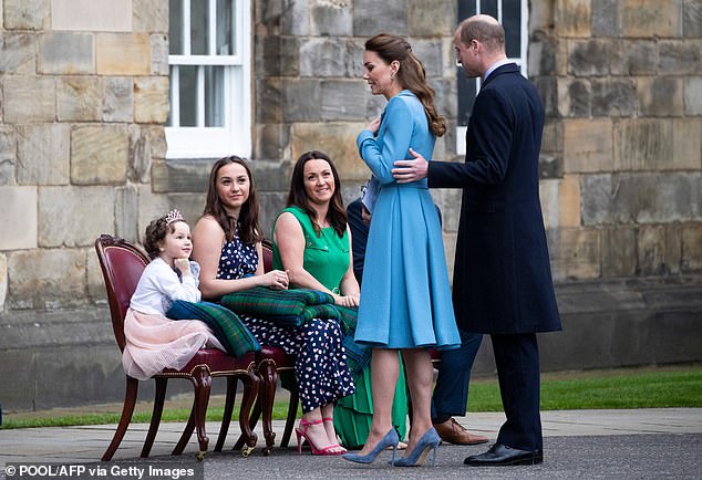 Mila spricht mit Prinz William und Catherine, während sie und ihre Familie als besondere Gäste an einem Beating Retreat der Massed Pipes and Drums der Combined Cadet Force in Schottland teilnehmen