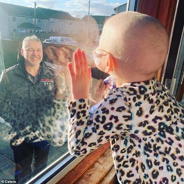 Die Prinzessin und Mila schlossen eine Freundschaft, als das kleine Mädchen dabei fotografiert wurde, wie sie ihren Vater durch ein Fenster küsste, während sie sich während des Lockdowns einer intensiven Chemotherapie gegen Leukämie unterzog