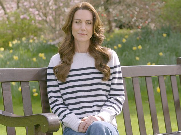 In einer am Freitag veröffentlichten Videobotschaft sagte Kate, ihr medizinisches Team habe ihr geraten, sich einer präventiven Chemotherapie zu unterziehen