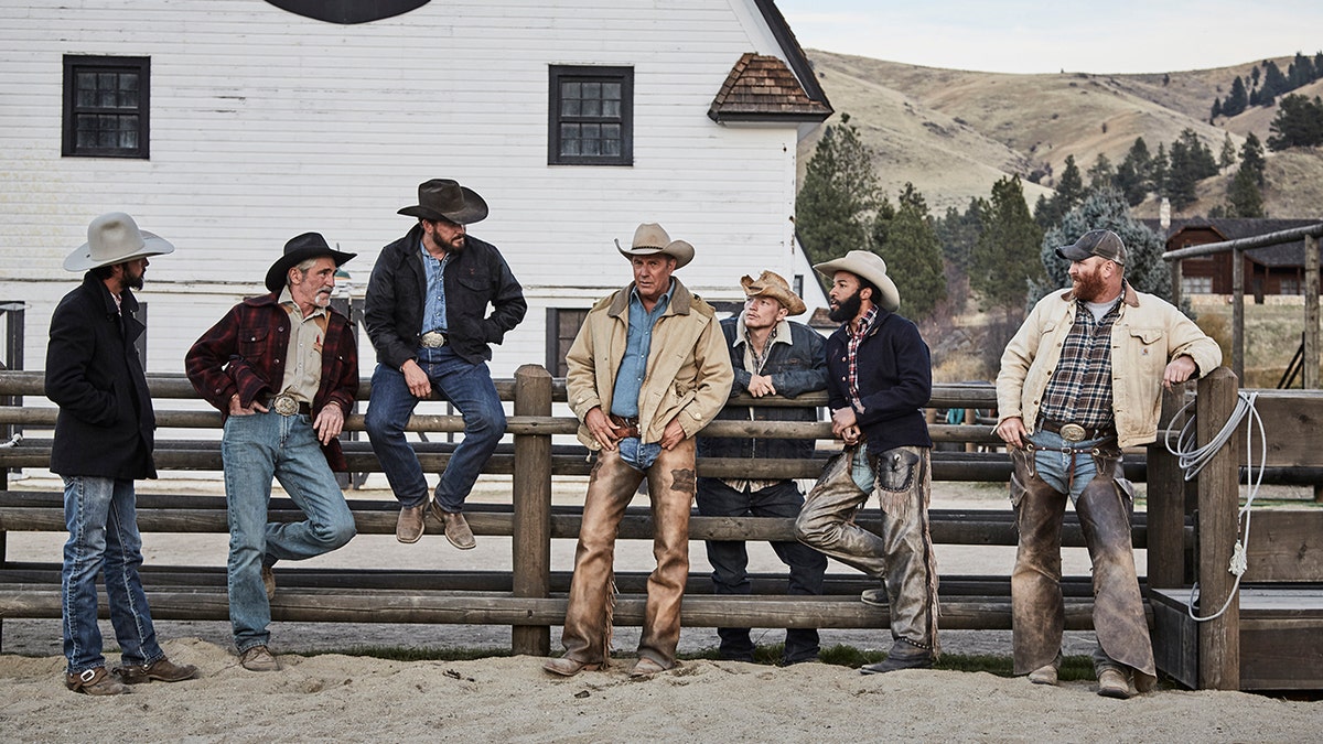 Yellowstone-Cowboys stehen auf ihrer Ranch.