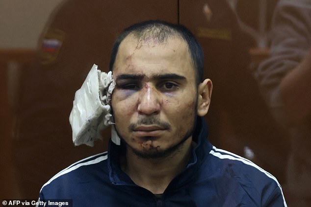 Saidakrami Murodali Rachabalizoda, der verdächtigt wird, an dem Anschlag auf ein Konzerthaus beteiligt gewesen zu sein, sitzt mit einem abgetrennten Ohr, das vermutlich an ihn verfüttert wurde, im Käfig des Angeklagten