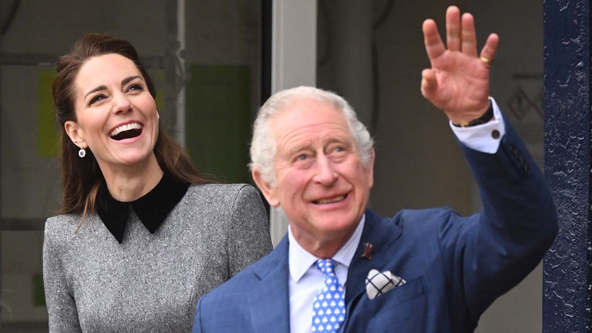 Kate Middleton trägt einen grauen Anzug neben King Charles in einem blauen Anzug.