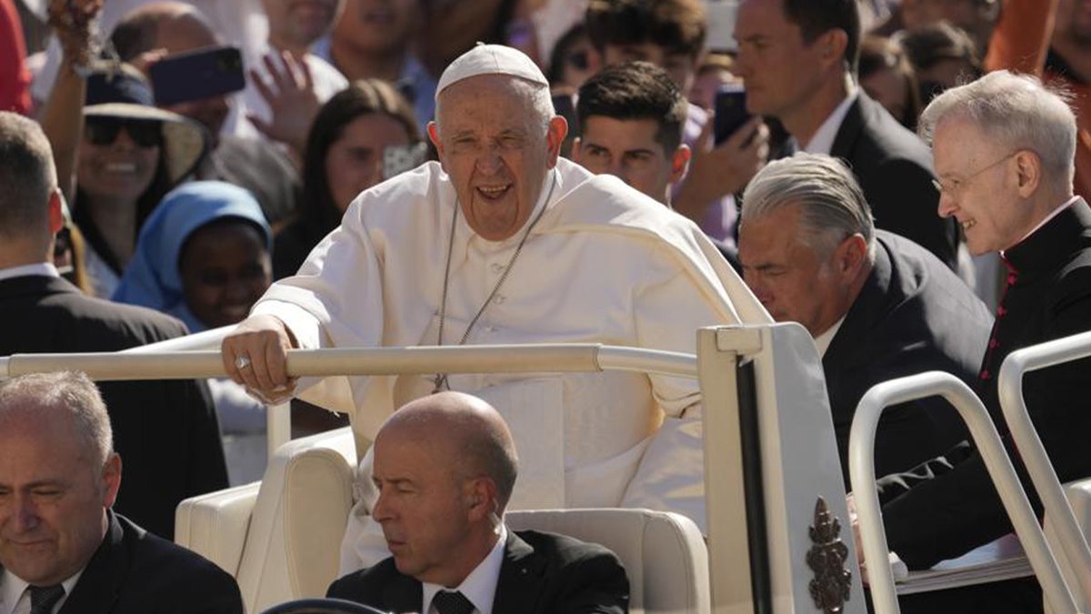 Begrüßung durch Papst Franziskus