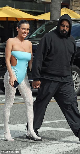 Kanye und Bianca hielten Händchen, als sie eine Straße vor dem Einkaufszentrum im Freien überquerten