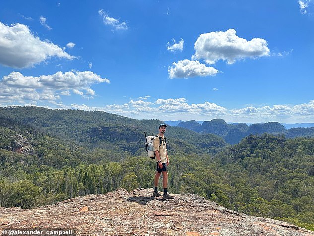Die ersten sechs Monate verbrachte er damit, durch Australien zu wandern und dabei bis zu 50 km (31 Meilen) pro Tag zurückzulegen.  Hier ist er in den Blue Mountains in Australien abgebildet