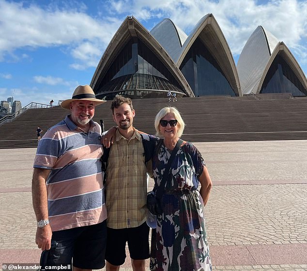 Alexander begann seine Reise am Sydney Opera House, wo seine Freunde und Familie kamen, um ihn abzuwinken