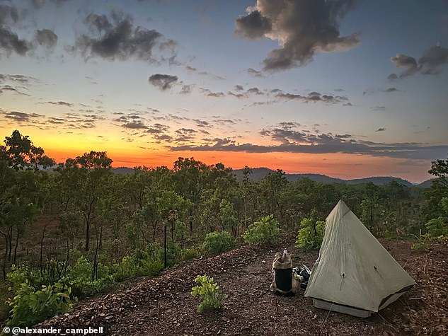Alexander sagte, eine Wanderung durch Australien sei „eine großartige Möglichkeit, das Land, das ich mein Zuhause nenne, besser kennenzulernen“.  Dieses Bild zeigt sein aufgeschlagenes Zelt vor einem wunderschönen Sonnenuntergang im australischen Northern Territory