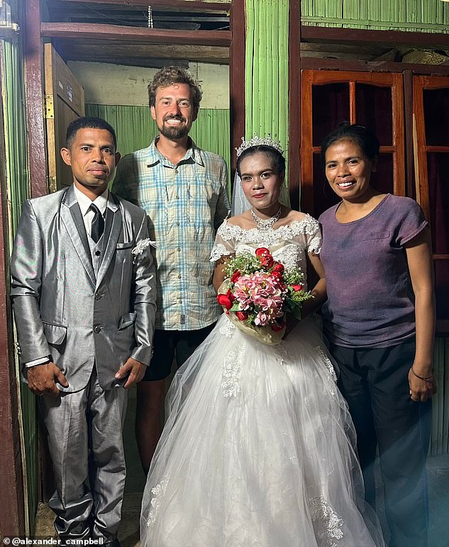 Alexander wurde auf seiner Reise sogar zu einer Hochzeit eingeladen.  Oben ist er mit Braut und Bräutigam in Flores, Indonesien, abgebildet