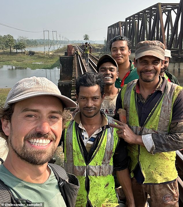 Alexander ist oben mit einer Gruppe von Arbeitern abgebildet, die in Bangladesch eine Eisenbahnbrücke repariert haben