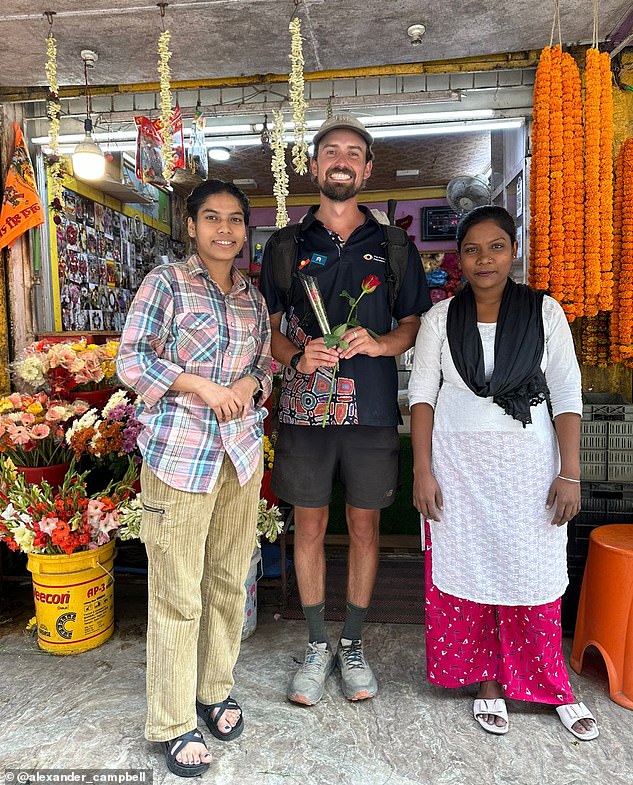 Oben ist Alexander in Westbengalen in Indien zu sehen, wo er Rosen von Einheimischen erhält