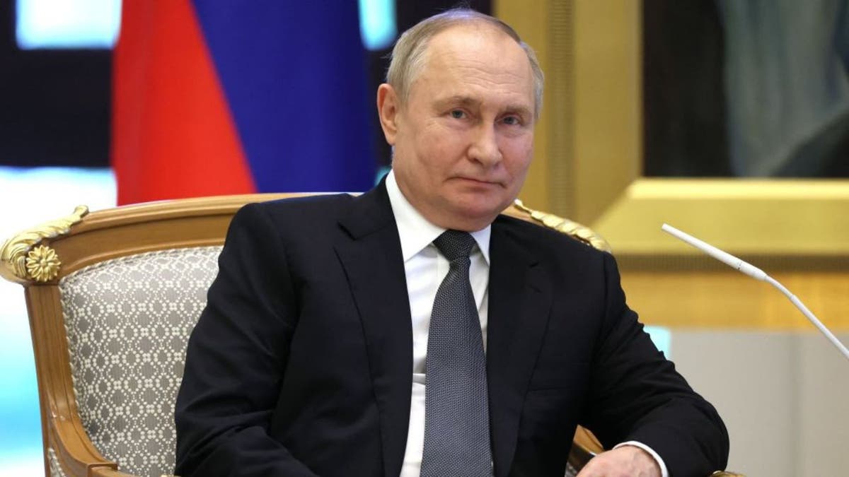 Der russische Präsident Wladimir Putin sitzt