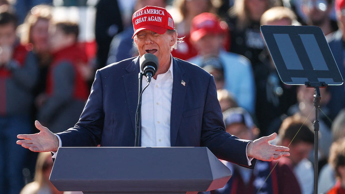 Der ehemalige US-Präsident und republikanische Präsidentschaftskandidat Donald Trump spricht während einer Buckeye Values ​​PAC-Kundgebung in Vandalia, Ohio, am 16. März 2024.
