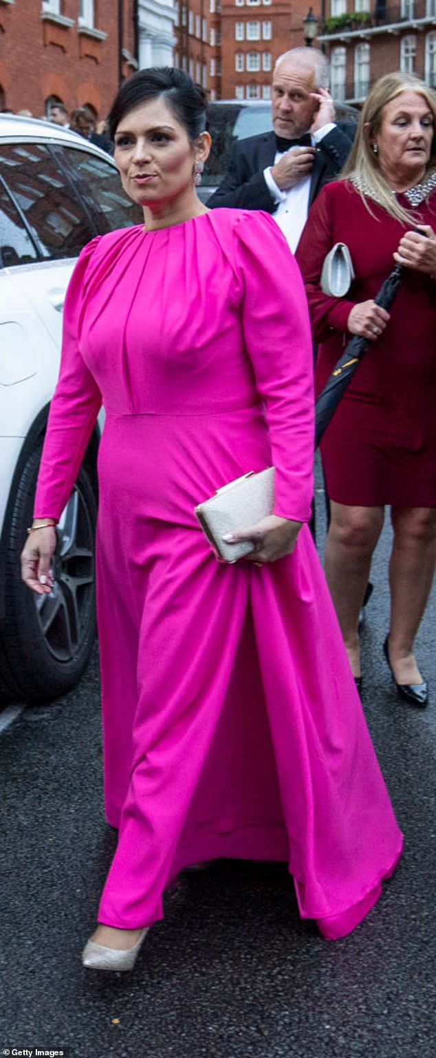 Die britische Innenministerin Priti Patel (im Bild) trug den Farbton zur No Time to Due-Weltpremiere im Jahr 2021