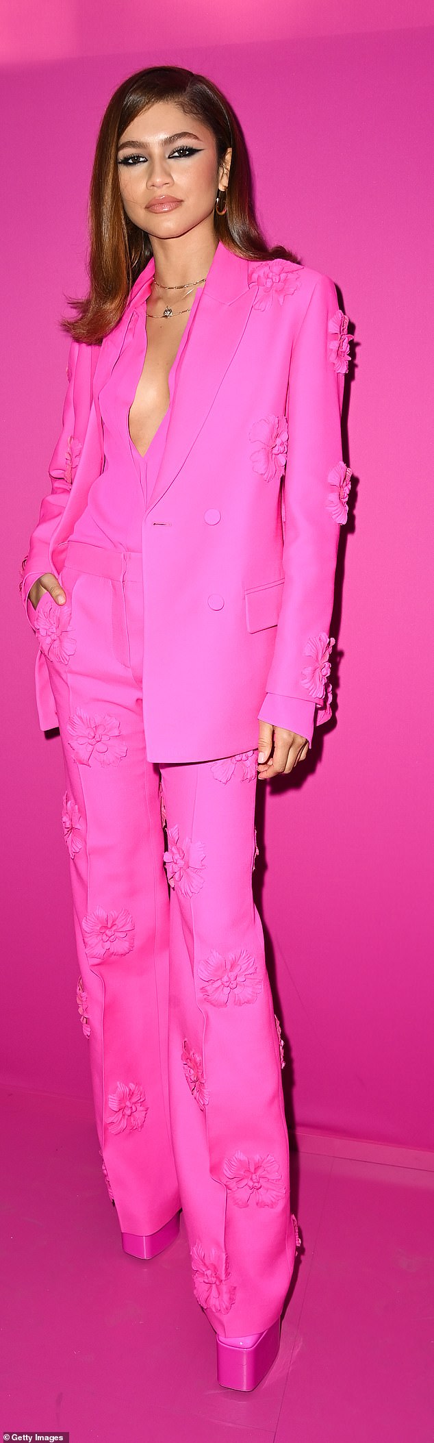 Zendaya (im Bild) trägt ein knalliges Pink auf der Paris Fashion Week 2022 in Paris, Frankreich