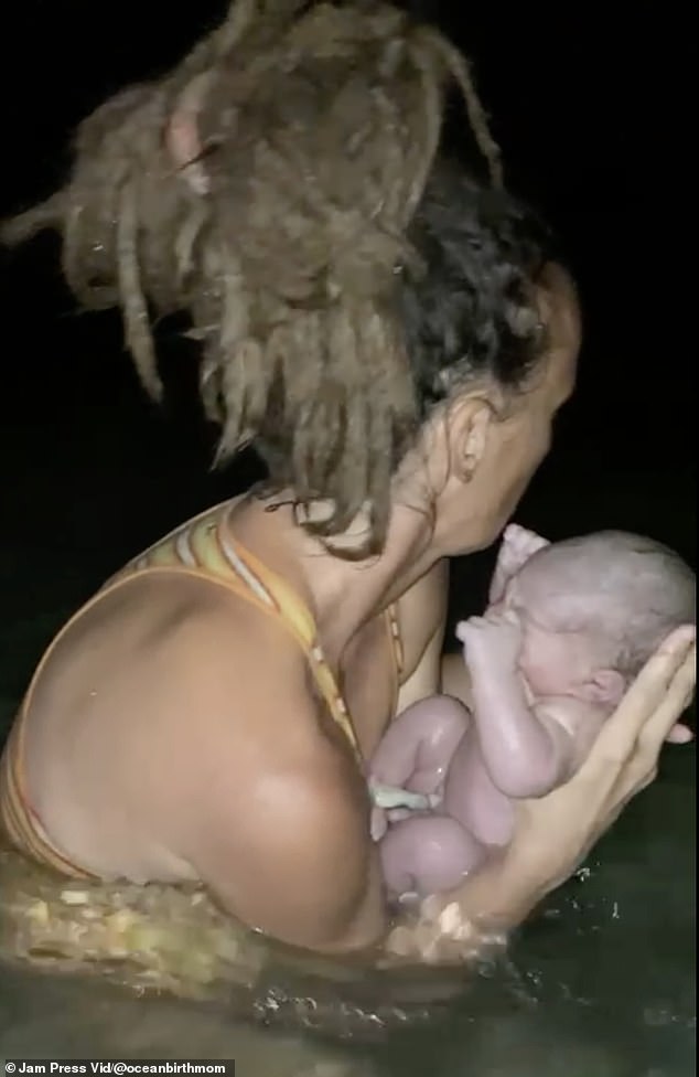 Josy drehte ein „ganz besonderes“ Video von der Geburt im Meer, in dem sie ihr Neugeborenes wiegte, während es noch im Meer war (im Bild)