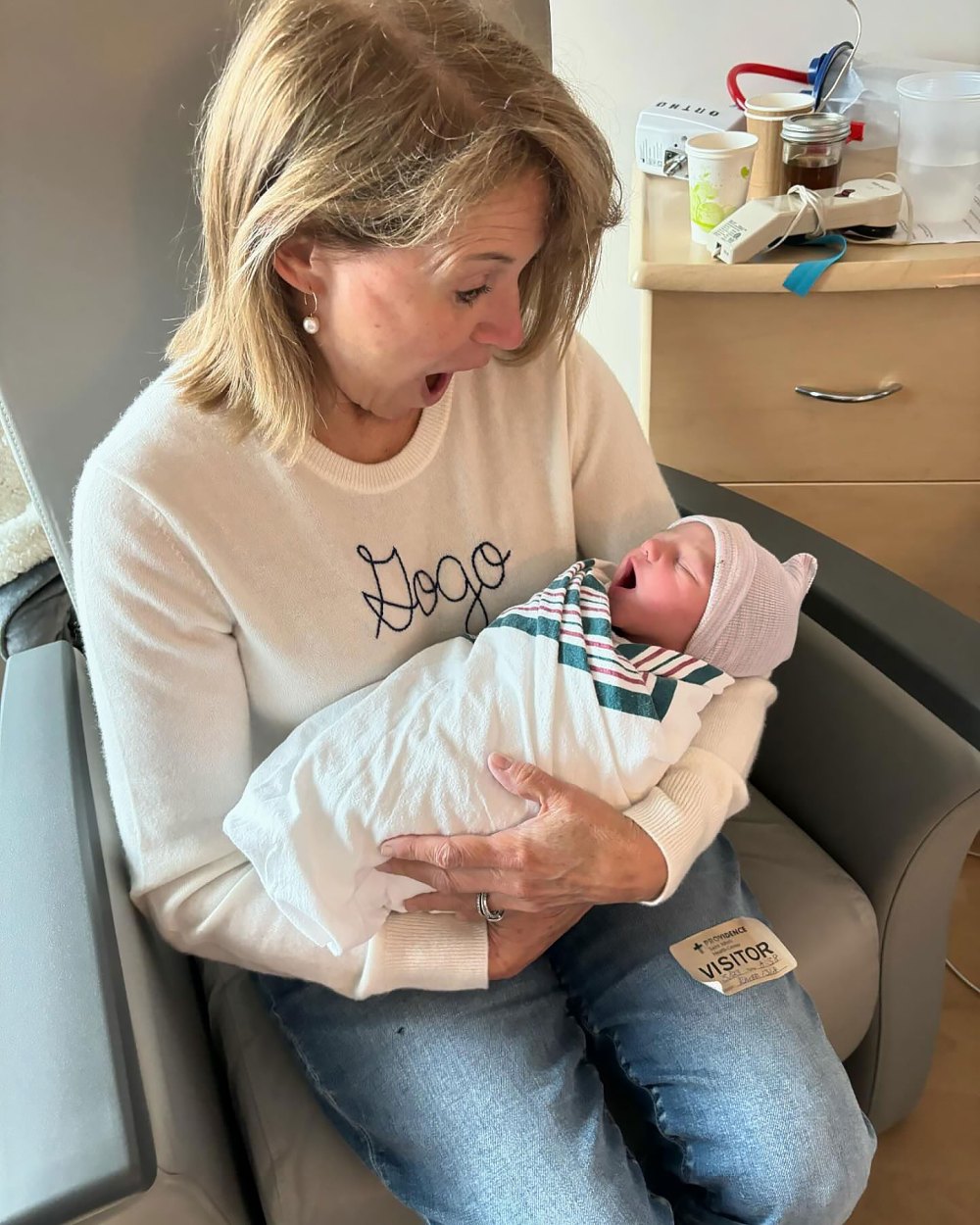 Die älteste Tochter von Katie Couric, Ellie Monahan, begrüßte ihr erstes Kind mit Ehemann Mark Dobrosky 2