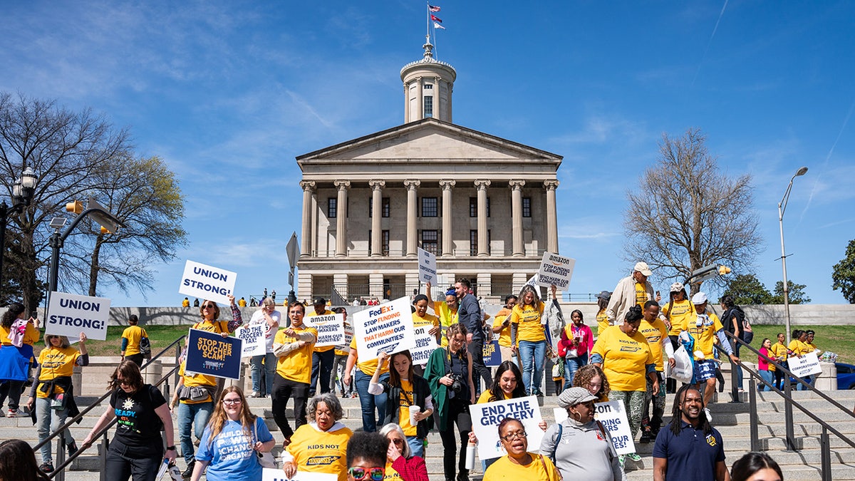Demonstranten gegen Lees Gutscheinprogramm im Kapitolgebäude von Tennessee