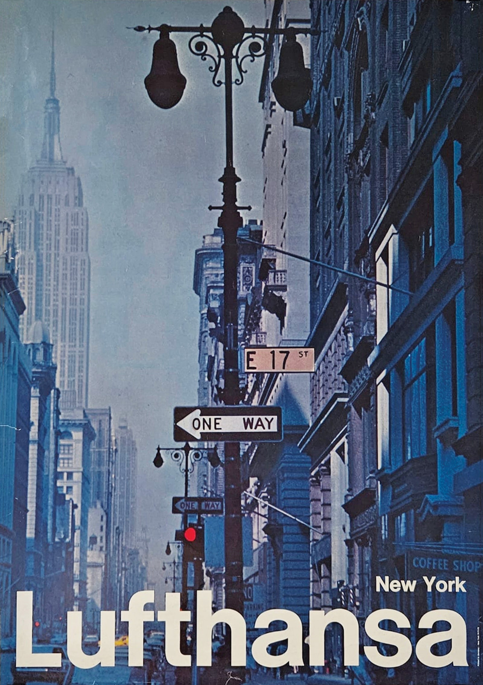 Ein Lufthansa-Poster, das eine Stadtstraße mit Blick auf das Chrysler Building zeigt.