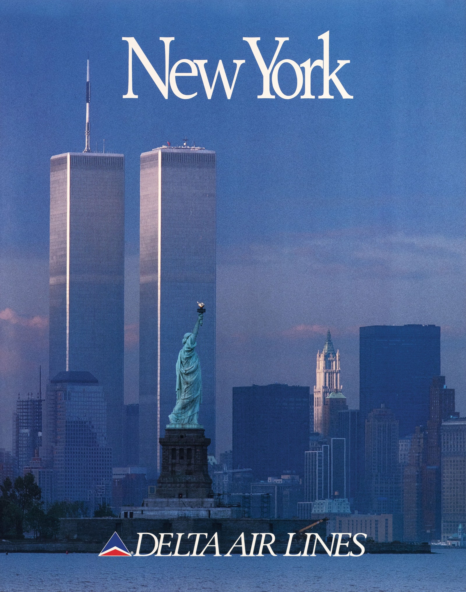 Ein Poster, das Lower Manhattan mit den Twin Towers und der Freiheitsstatue zeigt.