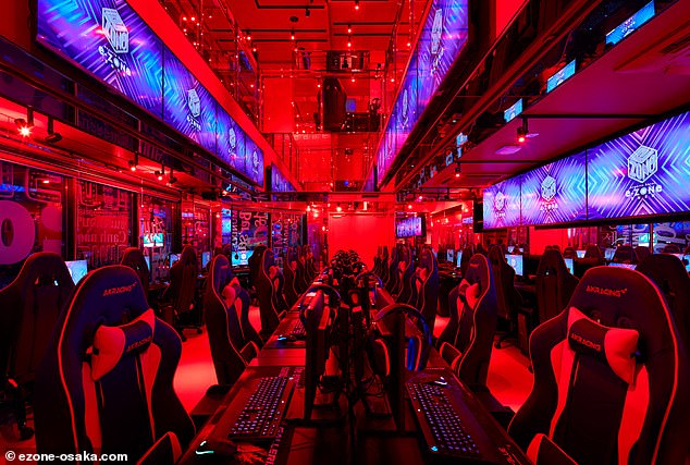 Die ersten beiden Etagen (im Bild) – oft für Turniere genutzt – sind mit roten LED-Lichtern beleuchtet und große Monitore bedecken die Wände und Decken