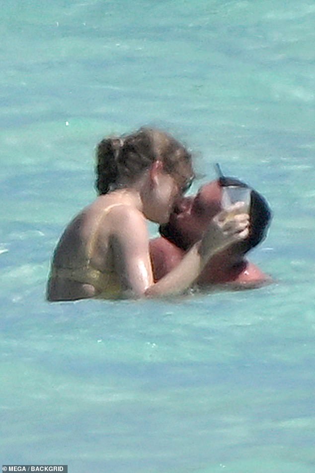 Das verliebte Paar, das seit September zusammen ist, küsst sich im Urlaub im Meer