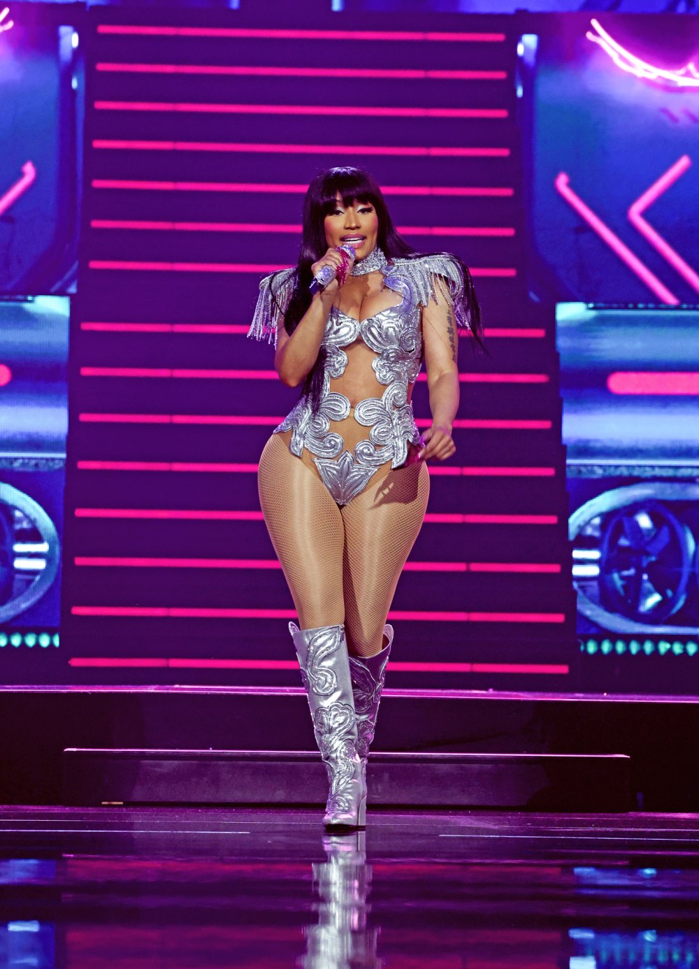 Nicki Minajs gesamter Busen fiel während des Auftritts aus ihrem Kleid