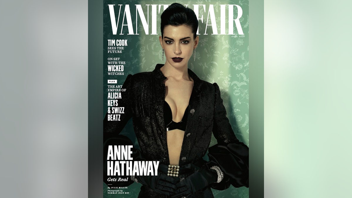 Anne Hathaway in schwarzem BH und Jacke mit schwarzem Lippenstift auf dem Cover von Vanity Fair