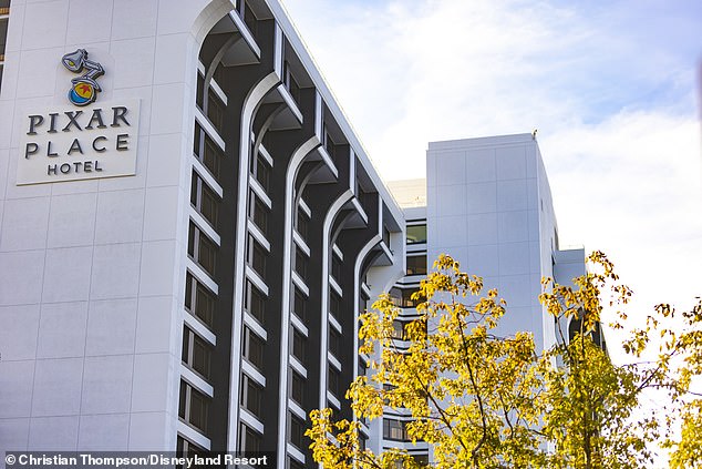 Das 15-stöckige Hotel mit 479 Zimmern ist eine Hommage an jeden bisherigen Pixar-Spielfilm.  Jede Etage ist eine Hommage an einen anderen Film