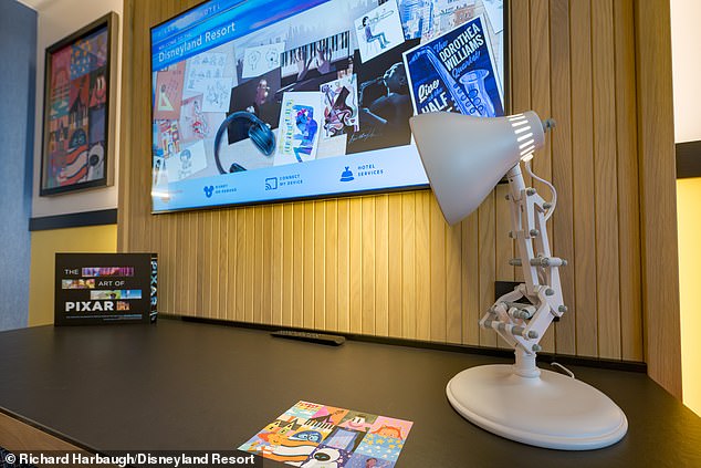 Jedes Zimmer ist mit einer kleinen Pixar-Lampe ausgestattet