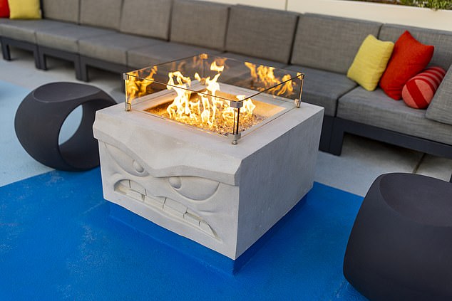 Der Sitzbereich im Freien umfasst geformte Feuerstellen, die die hitzköpfigen Charaktere von Pixar darstellen.  Das obige Bild zeigt eine feurige Wut von Inside Out