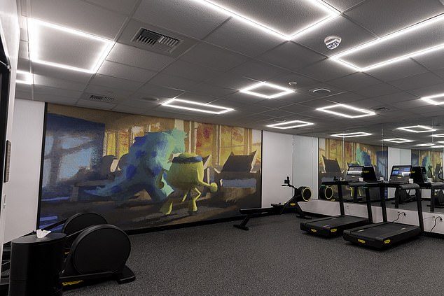 Im Fitnesscenter steht ein Wandgemälde von Mike und Sulley von Monsters, Inc. im Mittelpunkt