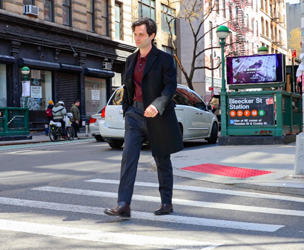 NEW YORK, NY – 25. MÄRZ: Penn Badgley ist am 25. März 2024 am Filmset der Fernsehserie „You“ Staffel 5 in New York City zu sehen.  (Foto von Jose Perez/Bauer-Griffin/GC Images)