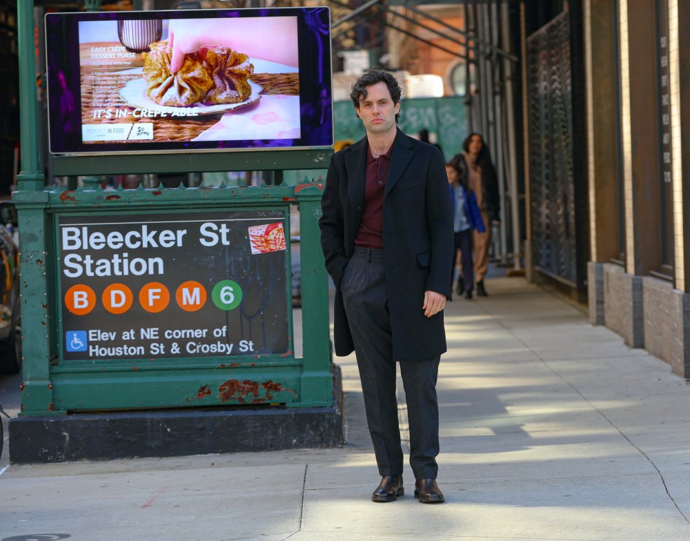 NEW YORK, NY – 25. MÄRZ: Penn Badgley ist am 25. März 2024 am Filmset der Fernsehserie „You“ Staffel 5 in New York City zu sehen.  (Foto von Jose Perez/Bauer-Griffin/GC Images)