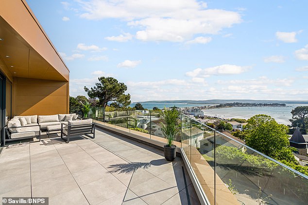 Das hochmoderne Haus bietet einen Panoramablick auf Großbritanniens Top-Immobilien-Hotspot in Poole Harbour, Dorset