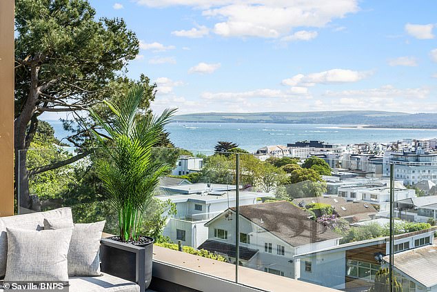 Sandbanks wurde im Januar zum Immobilien-Hotspot Großbritanniens und zum viertteuersten Wohnort der Welt ernannt, da die Durchschnittspreise 1,2 Millionen Pfund erreichten
