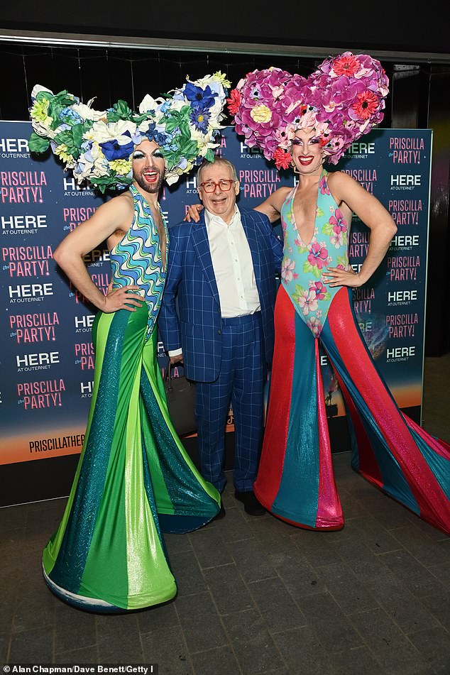 Pantomime-Legende Christopher Biggins posierte fröhlich mit zwei Drag Queens bei der Ankunft, nachdem er selbst jahrzehntelang Crossdressing auf der Bühne getragen hatte