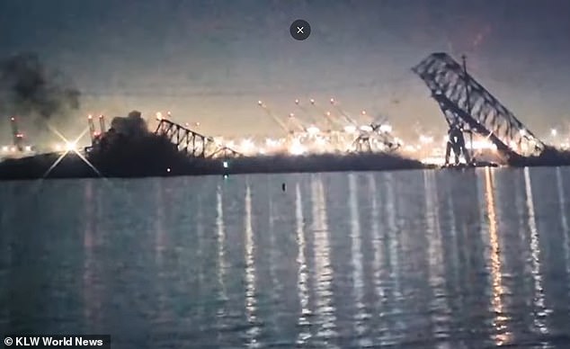 Ein Livestream zeigte, wie sich die Katastrophe abspielte, als das Schiff auf einen Haufen prallte, der den zentralen Teil der Brücke stützte.  Die Straße und die Stahlbögen fallen sofort ins Wasser