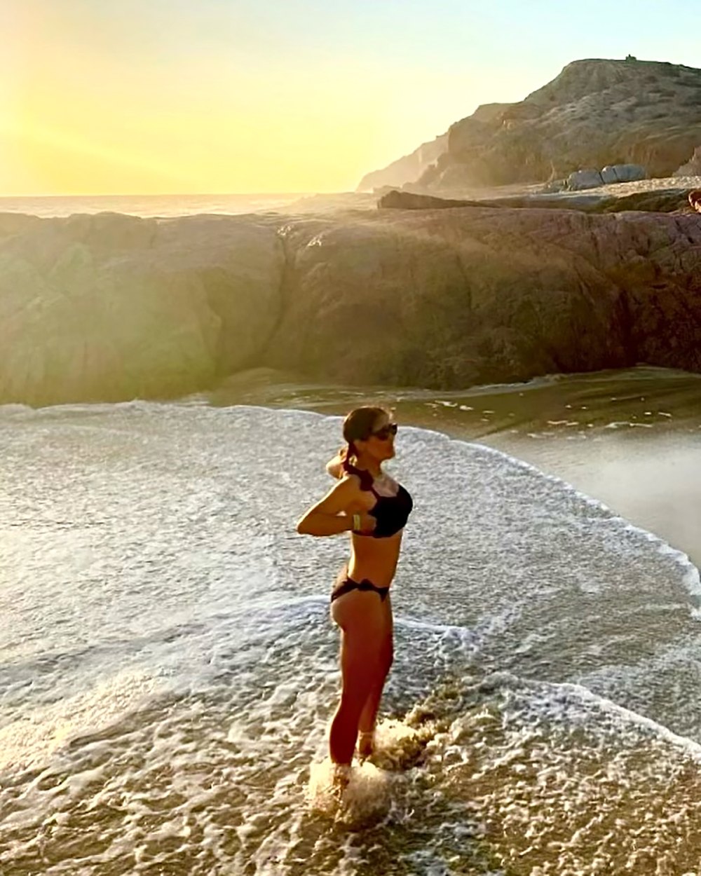 Salma Hayek zeigt ihre straffe Figur im Bikini, während Tochter Valentina Fotos macht