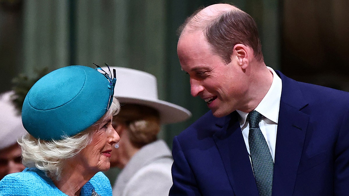 Königin Camilla und Prinz William lächeln sich herzlich an